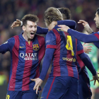 Ivan Rakitic recibe la felicitación de sus compañeros Leo Messi y Luis Suárez tras marcar el gol que dio el triunfo al Barcelona