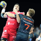 Carlos Ruesga entra con decisión entre la pegajosa defensa del Montpellier pero es bloqueado sin contemplaciones por Accambray.