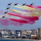 Los aviones que forman la patrulla Águila dibujan la bandera de España.