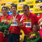 Arcilla, primero por la derecha en el podio con su medalla de bronce lograda con España. RFEA