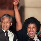 Winnie Mandela (derecha) junto a su exesposo, Nelson Mandela, en una imagen de archivo, en 1990, cuando el líder del ANC fue excarcelado.