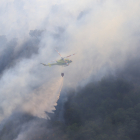 Incendio en la carretera del pantano de Bárcena. CÉSAR SÁNCHEZ