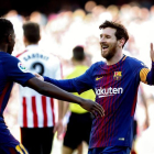El delantero argentino del FC Barcelona, Lionel Messi (d), celebra su gol con el delantero francés Dembélé (i), durante el partido contra el Athletic de Bilbao correspondiente a la jornada 29 de LaLiga en el Estadio Camp Nou de Barcelona.