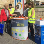 Punto de información instalado ayer en la plaza de San Marcelo. DL