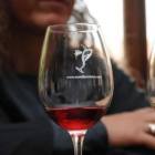 Tres copas de las utilizadas para la cata reposan con los restos de otros tantos caldos de la provin