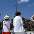 Un grupo de visitantes de Carbonero el Mayor (Segovia) en la explanada del Valle de los Caídos el pasado martes 21.