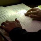 Un joven invidente lee en Braille el artículo 49 de la Constitución