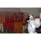 Un operario aplicaba ayer por la tarde desinfectante contra el virus de la gripe A en un aula de un