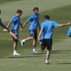 Los futbolistas del Real Madrid, durante el entrenamiento para preparar el partido contra el Ajax.