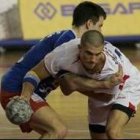 Kjelling intenta superar a un rival en un partido de la temporada pasada
