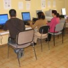 Varias personas trabajan en los ordenadores de la biblioteca del conservatorio de música