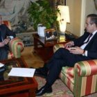 Tomás Villanueva, junto a Celestino Corbacho, en un momento del encuentro.