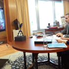 Los reyes conversan por videoconferencia con los responsables de la Cruz Roja.