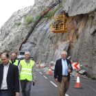 Guillermo García (derecha) inspeccionó las obras de reparación de la carretera.