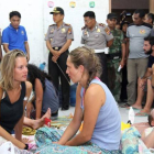 Supervivientes del naufragio de Indonesia descansan tras el susto, este domingo.