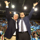 Arenas y Rajoy, durante el acto político de cierre de campaña en Sevilla.