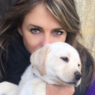 Liz Hurley con su labrador, Hector.