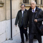 Victorino Alonso, a la derecha, antes de entrar en la Audiencia junto a su letrado. MARCIANO PÉREZ