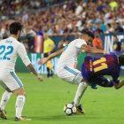 DUREZA Neymar cae al suelo tras una entrada de Casemiro.