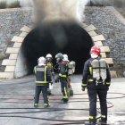 Los bomberos en plena práctica en uno de los túneles. DL