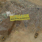 Acción reivindicativa de Greenpeace contra el uso de plásticos, en el macrovertedero de Valdemingómez de Madrid.