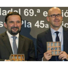 Sergio Vila-Sanjuán y Genís Sinca, posan con sus premios Nadal y Josep Pla respectivamente.