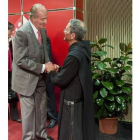 Su Majestad el Rey Juan Carlos I saluda al abad de Silos.