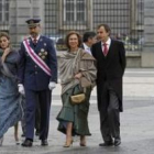 Los príncipes de Asturias, la reina, Zapatero y al fondo, Rubalcaba con Chacón, al llegar al Palacio