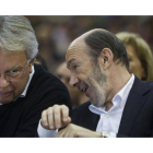 El candidato del PSOE para las elecciones del 20N, Alfredo Pérez Rubalcaba, y su "mentor", Felipe González.