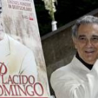 El tenor español Plácido Domingo posa junto al cartel que anuncia su único concierto en Alemania