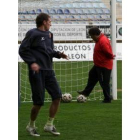 Abelleira toca algunos balones durante una sesión de entrenamiento antes del derbi provincial