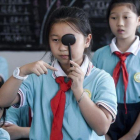 Alumnos de un colegio de Huzhou comprueban su agudeza visual en clase.