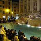 Numerosos turistas ante la Fontana di Trevi, en Roma.