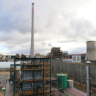 Instalaciones de la Ciuden en Cubillos, con las chimeneas de la térmica de Compostilla al fondo, en una foto de archivo. L. DE LA MATA