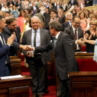 Oriol Junqueras estrecha la mano de Artur Mas tras la aprobación de la ley de consultas.