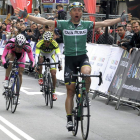 Cardoso levanta los brazos tras ganar al esprint seguido de Sanz y Pacheco, con maillot rosa.