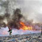 Los bomberos trabajan para extinguir el incendio en un vertedero de Zamora. MARIAM A. MONTESINOS