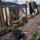 Miles de personas asisten a la manifestación 'Toma de Caracas'.