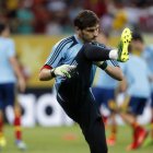 El portero de La Roja Iker Casillas calienta momentos antes del inicio del partido.