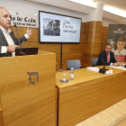 El presidente de Aleco, Javier Menéndez, y el director de Diario de León, Joaquín S. Torné, ayer en el Club de Prensa. RAMIRO