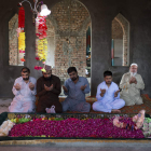 Fieles musulmanes rezan junto a la tumba de Mumtaz Qadri. JAIME LEÓN