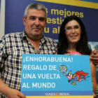 Elena y Adolfo García Tascón con el premio simbólico del viaje.