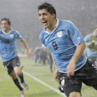 Luis Suárez celebra su segundo gol a Corea, el del triunfo de Uruguay.