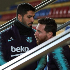 Suárez y Messi, a su salida al entrenamiento del equipo en la Ciudad Deportiva Joan Gamper. A. GARCÍA
