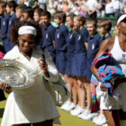 Serena Williams mira su trofeo tras vencer a su hermana.