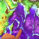 El profesor Lewis Ashwal señala el punto del océano Índico donde, según su investigación, se formó el 'continente perdido' Mauritia.