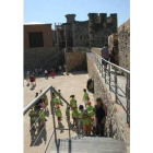 Unos escolares visitan el castillo después de la restauración