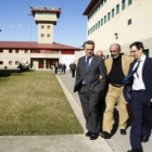 Francisco Álvarez, Santos Llamas y José Manuel Cendón, durante la visita de la jornada de ayer