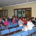 El centro de mayores de Cistierna acogió la charla sobre residuos