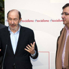 El candidato a la Secretaría General del PSOE Alfredo Perez Rubalcaba (c) se dirige a la prensa momentos antes de reunirse con los delegados de Extremadura.